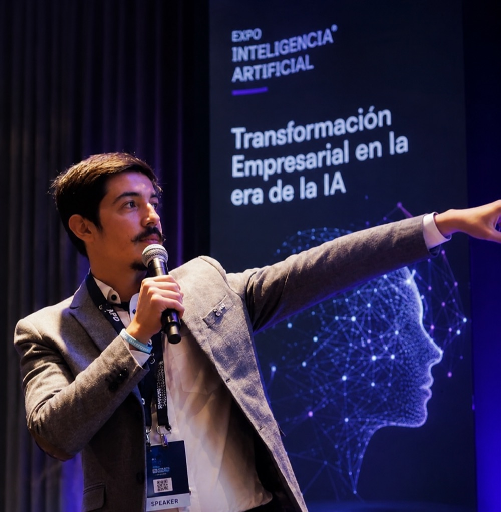 Dani Conde dando una conferencia en la Expo Inteligencia Artificial